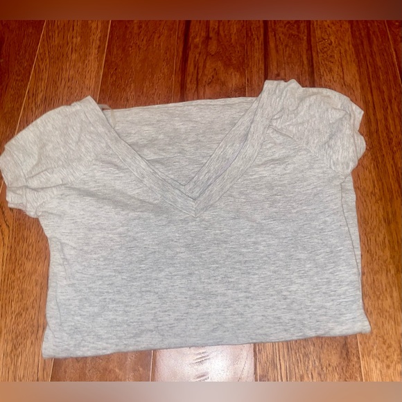 NWOT grey v- neck short sleeve shirt w a elastic waist to make more flattering - Picture 6 of 7